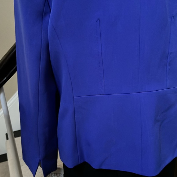 Blue jacket. - Picture 9 of 17